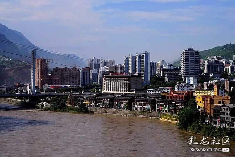 航拍怒江大峡谷中的泸水市