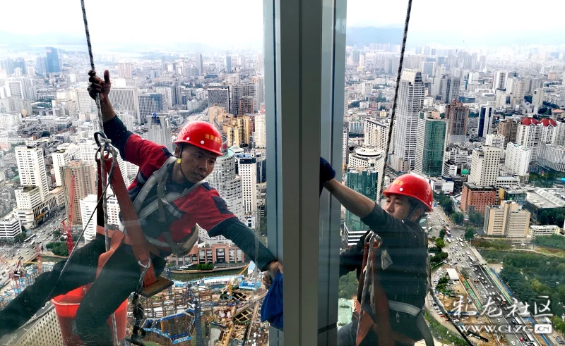 会泽,镇雄,巧家,元阳,东川,石林等),在昆明有打工三年以上(高空擦玻璃