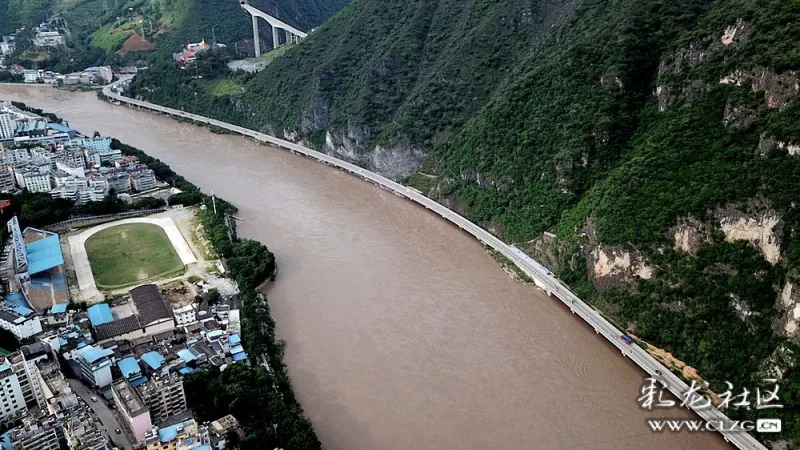 航拍怒江大峡谷中的泸水市