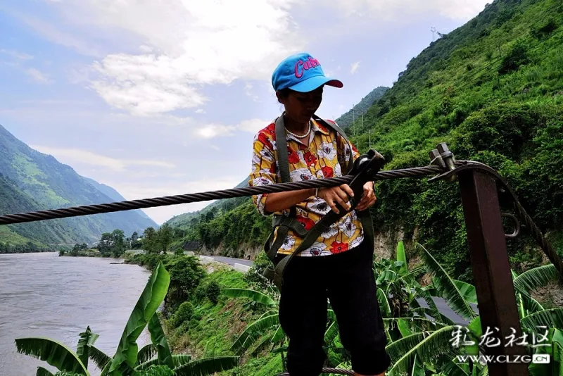 飞跃怒江实拍傈僳族村民溜索过江