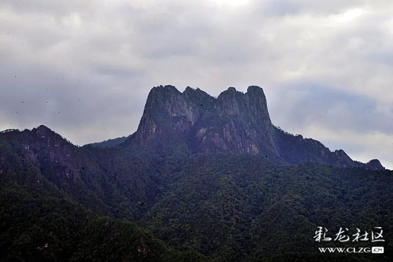 怒江皇冠山晚霞中变化万千的光影