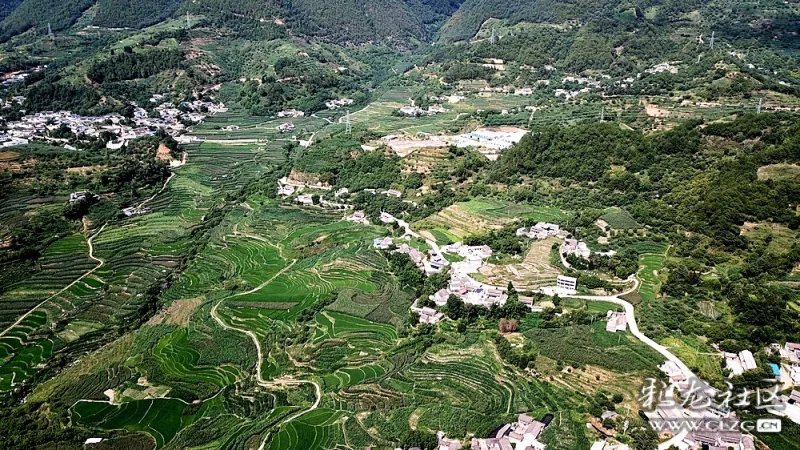 怒江大峡谷中的旅游特色村崇仁村